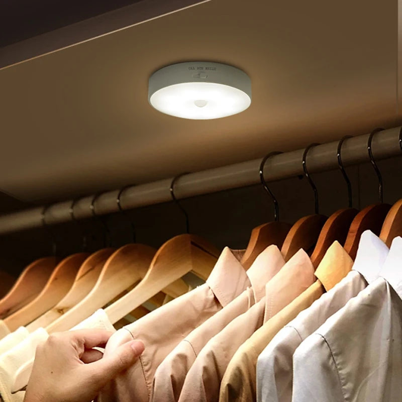 Lumora | Bewegungsaktivierte Nachtlampe | Warmweiß & RGB | Wiederaufladbar, Magnetisch | 120° Erfassungswinkel | Kabellos für Schlafzimmer, Küche, Flur