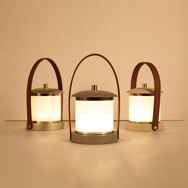 Soluvo LED Tischleuchte | Minimalistische Nachtlampe für drinnen & draußen | Warmweißes Stimmungslicht | Wiederaufladbar & tragbar | Für Balkon, Camping & Zuhause