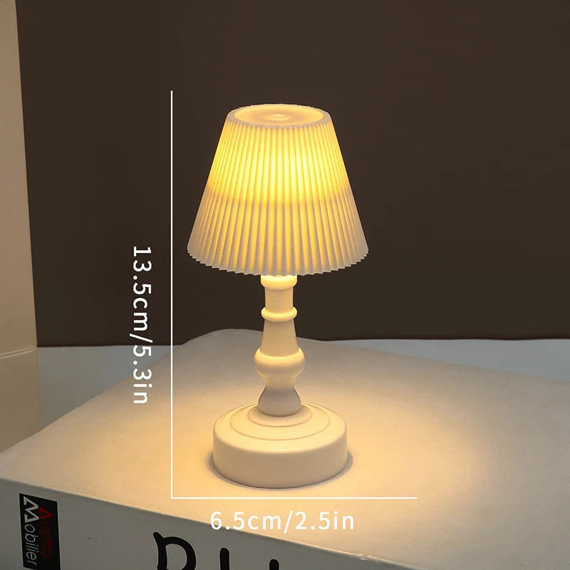 LumiBlom | Mini LED Blumen-Nachtlicht | Warmweißes Leuchten | Batteriebetrieben | 6,5 × 13,5 cm | Nordischer Stil für Kinder- und Schlafzimmerdekoration