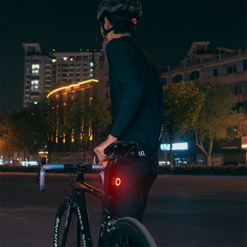 Velaro Smart Fahrrad-Rücklicht | Automatische Bremsenerkennung & Helligkeitssensor | USB Wiederaufladbar | IPX4 Wasserdicht