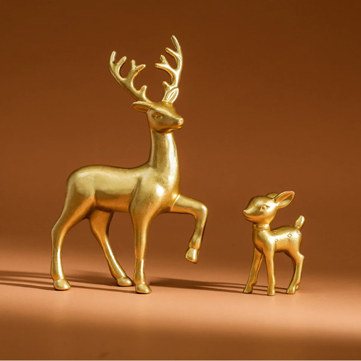 Dekorative DeerHug-Figuren | Set mit 2 Hirsch- und Rehkitz-Skulpturen | Niedliche Dekorationen für Kinderzimmer & Weihnachten | Wohnaccessoire