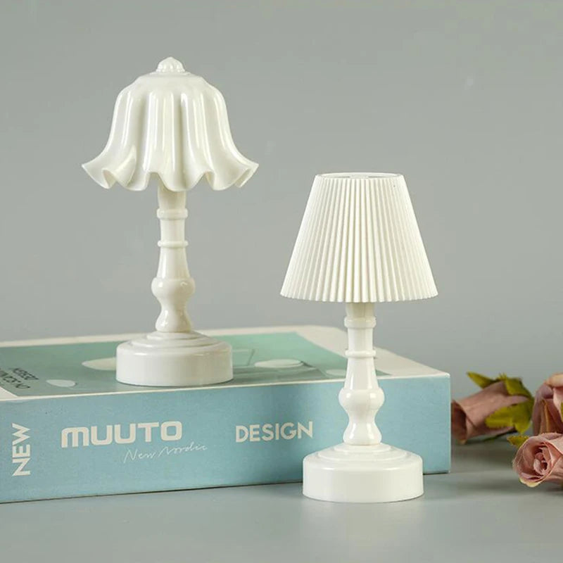 LumiBlom | Mini LED Blumen-Nachtlicht | Warmweißes Leuchten | Batteriebetrieben | 6,5 × 13,5 cm | Nordischer Stil für Kinder- und Schlafzimmerdekoration