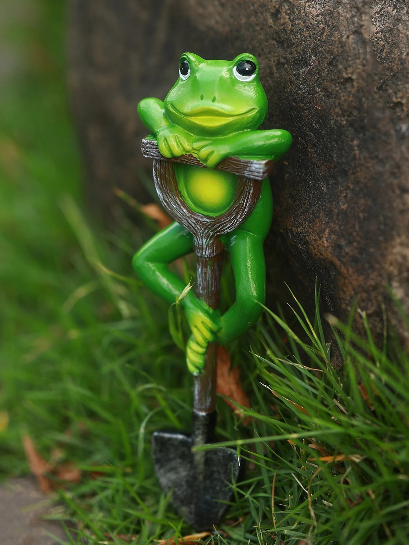 Gartenfigur FroggieBloom | Humorvoller Frosch mit Schaufel | Wetterfest | Handbemachte Außendekoration
