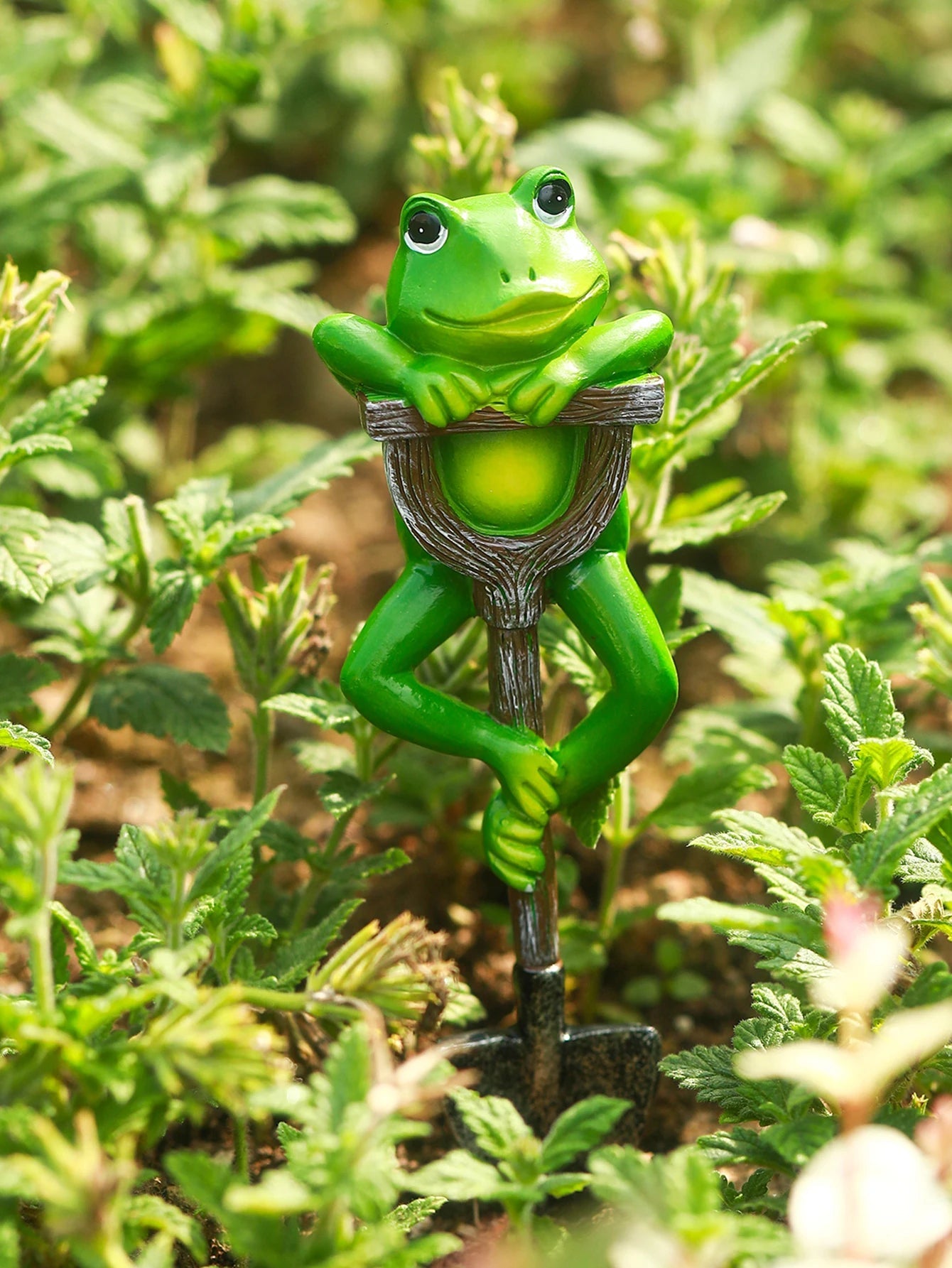 Gartenfigur FroggieBloom | Humorvoller Frosch mit Schaufel | Wetterfest | Handbemachte Außendekoration