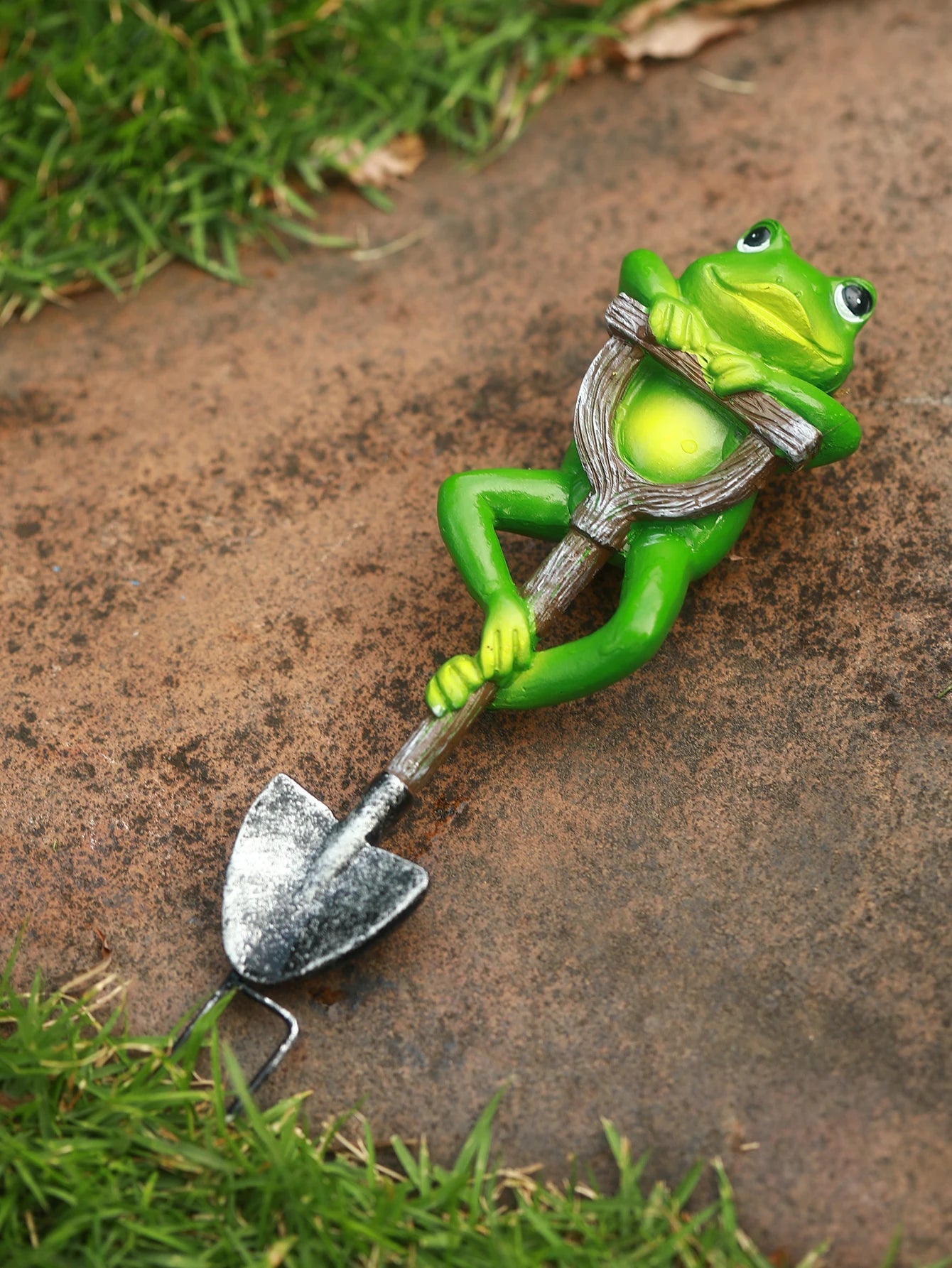 Gartenfigur FroggieBloom | Humorvoller Frosch mit Schaufel | Wetterfest | Handbemachte Außendekoration