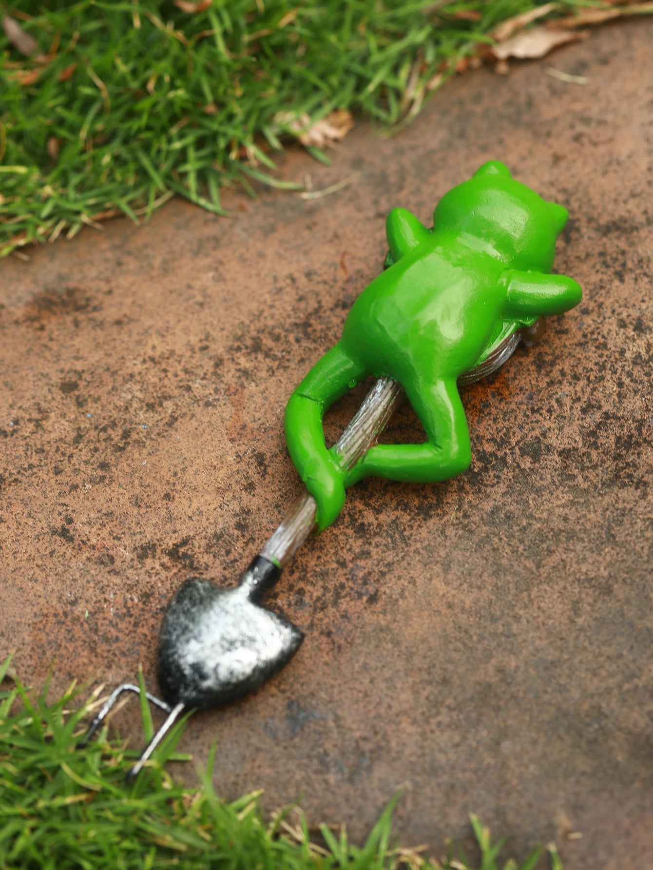 Gartenfigur FroggieBloom | Humorvoller Frosch mit Schaufel | Wetterfest | Handbemachte Außendekoration