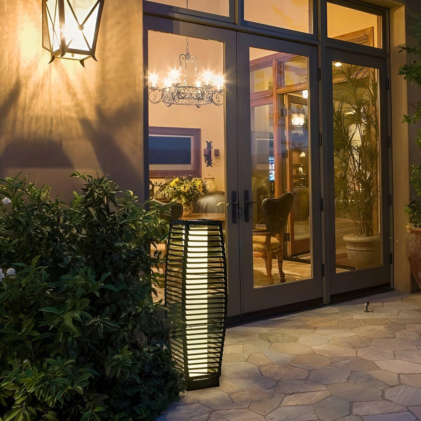 LumiYard Solar Bodenleuchte | Warmweißes LED Licht | Minimalistisches Design & Kabellos | Für Garten, Terrasse & Eingangsbereich