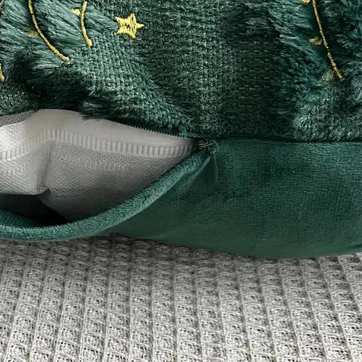 NordicPine | Weihnachtskissenbezug | Smaragdgrün mit goldenen Sternen | 45×45 cm