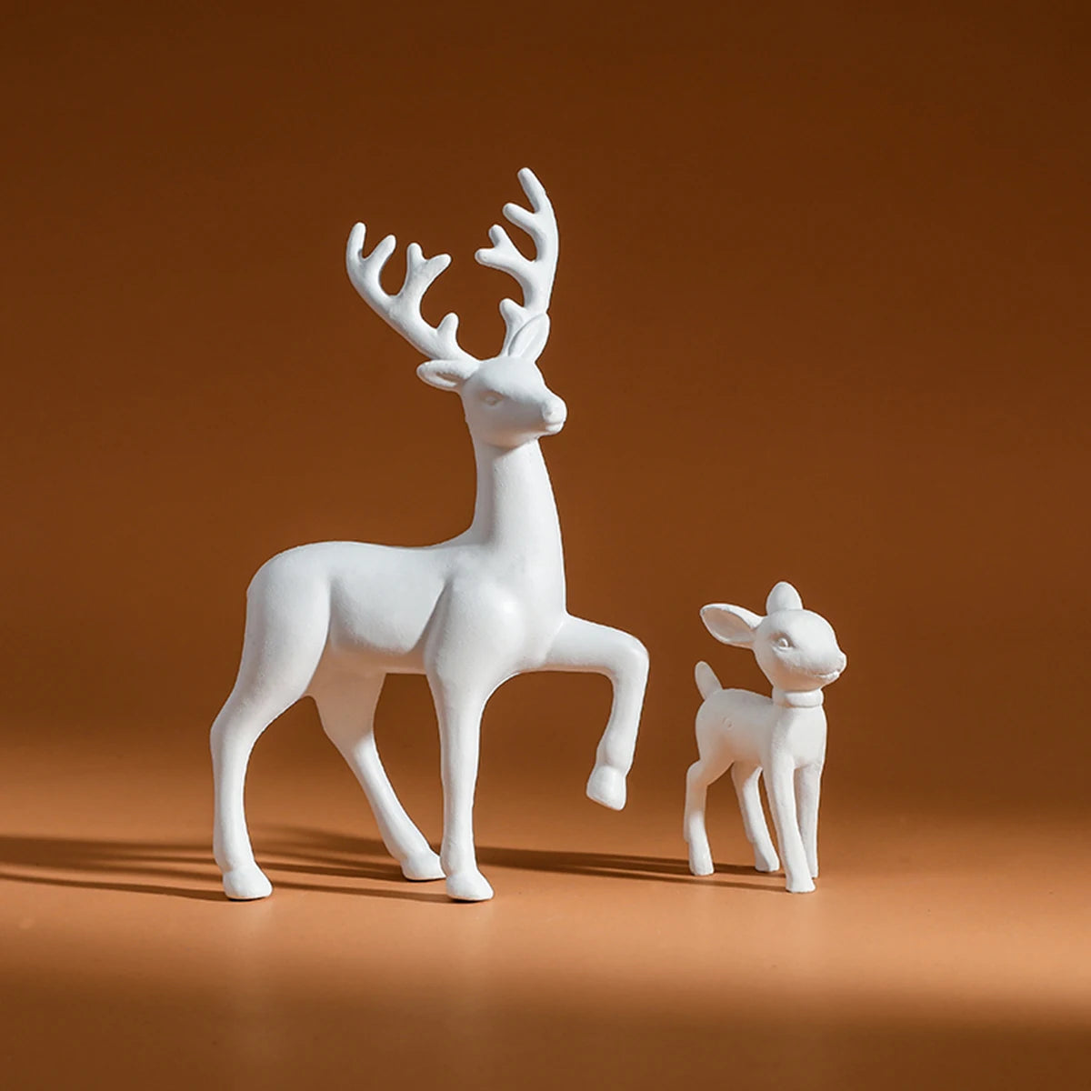 Dekorative DeerHug-Figuren | Set mit 2 Hirsch- und Rehkitz-Skulpturen | Niedliche Dekorationen für Kinderzimmer & Weihnachten | Wohnaccessoire