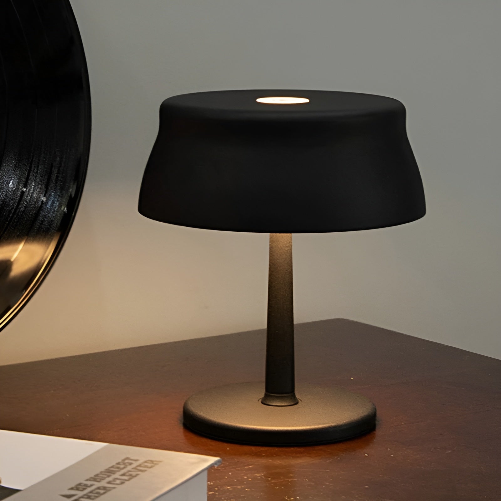 Lixenta Tischlampe | Kabellos & Dimmbar | Retro-Look in Schwarz oder Weiß | Warmweißes LED-Licht | Für Wohnzimmer, Schlafzimmer & Gastronomie