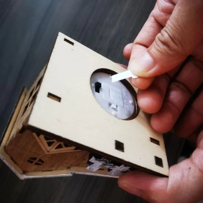 Lunawood | LED Mini-Holzhaus | Beleuchtetes Weihnachts-Haus | Handgefertigtes Holzornament | Warmweißes Leuchten für Weihnachten & Neujahr