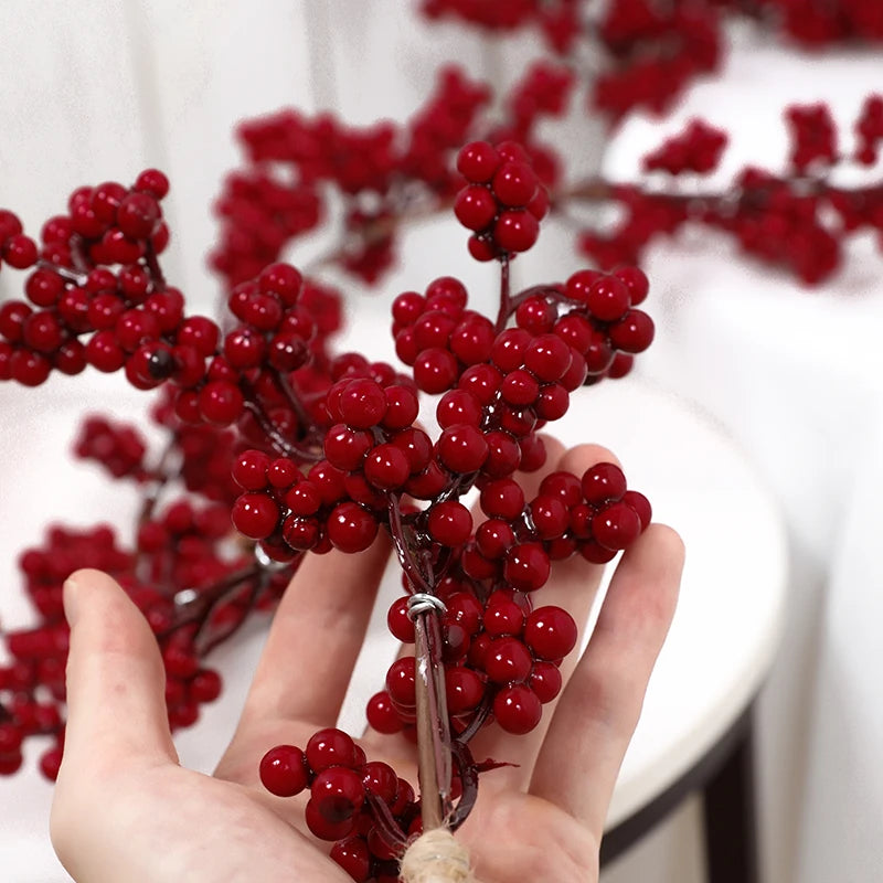 BerryLux Christliche Girlande mit roten Beeren | Einzelstück | Künstliche Beeren-Girlande zur Dekoration von Tischen, Kaminen & Türen | Stilvolle Winter- & Weihnachtsdekoration