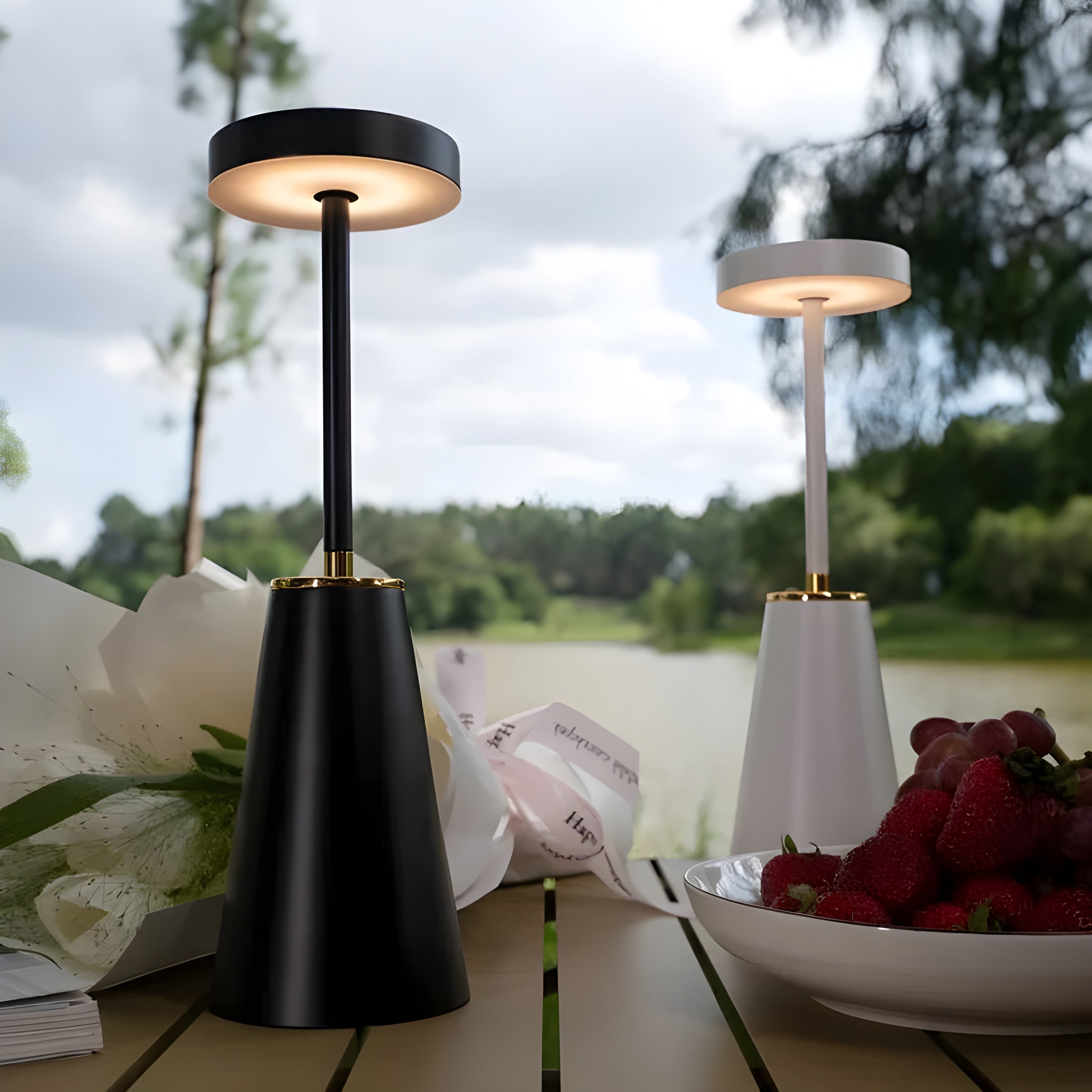 Solara LED Tischlampe | Kabellos & Wiederaufladbar | Touch-Dimmbar | Modernes Design | Schwarz oder Weiß