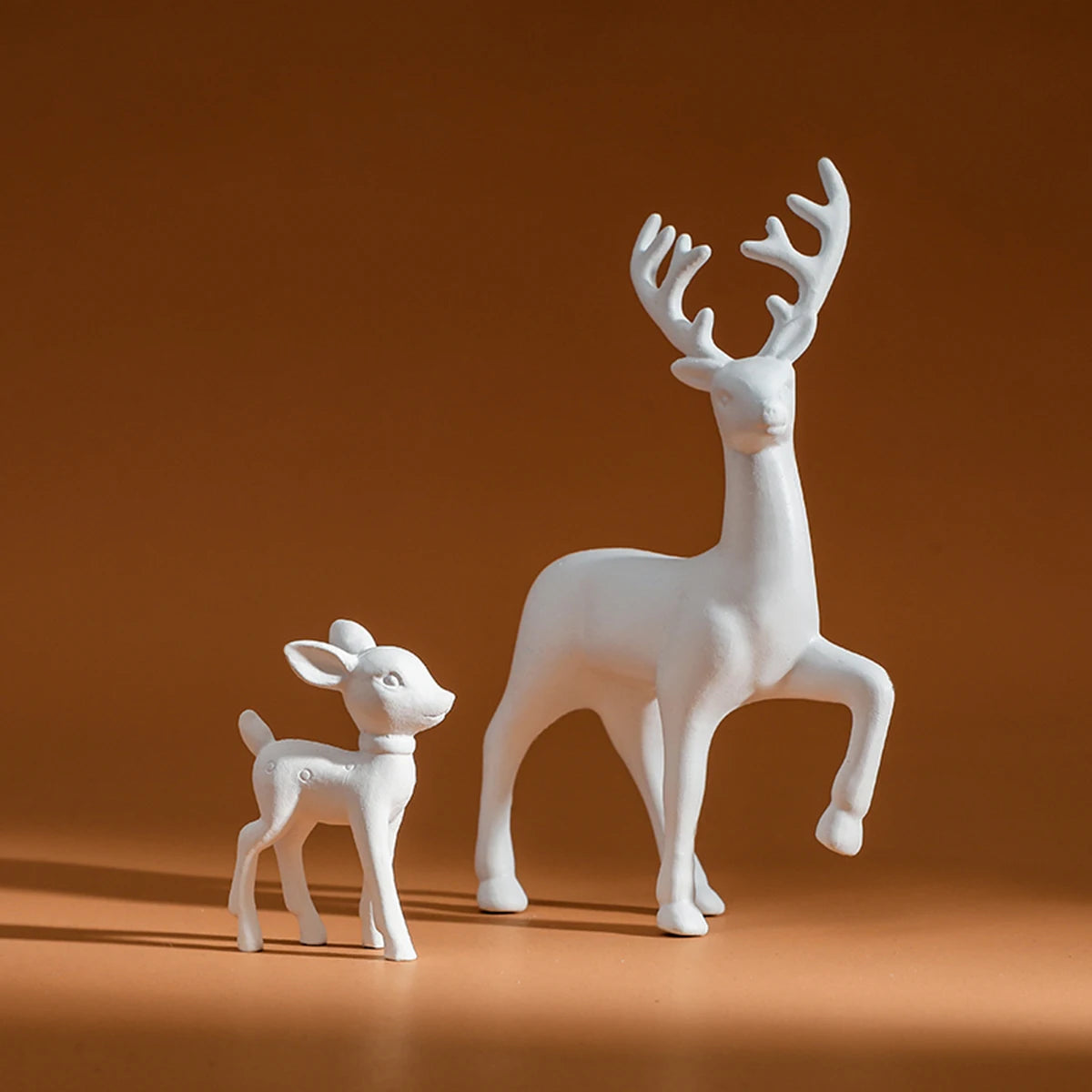 Dekorative DeerHug-Figuren | Set mit 2 Hirsch- und Rehkitz-Skulpturen | Niedliche Dekorationen für Kinderzimmer & Weihnachten | Wohnaccessoire