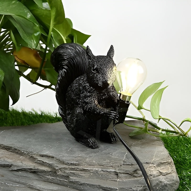 Skandilu Lux | Eichhörnchen Tischlampe | Warmes LED-Licht | Harzdesign im Nordic Look