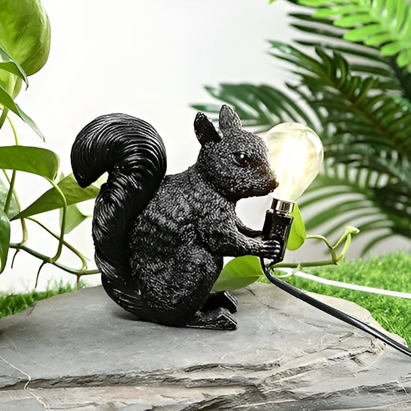 Skandilu Lux | Eichhörnchen Tischlampe | Warmes LED-Licht | Harzdesign im Nordic Look