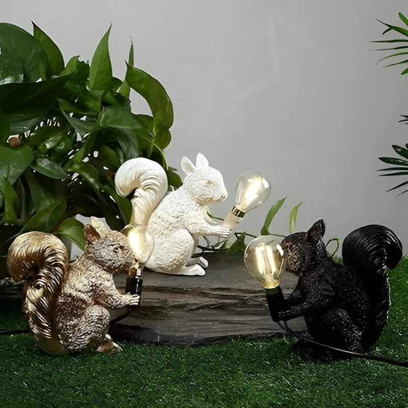 Skandilu Lux | Eichhörnchen Tischlampe | Warmes LED-Licht | Harzdesign im Nordic Look