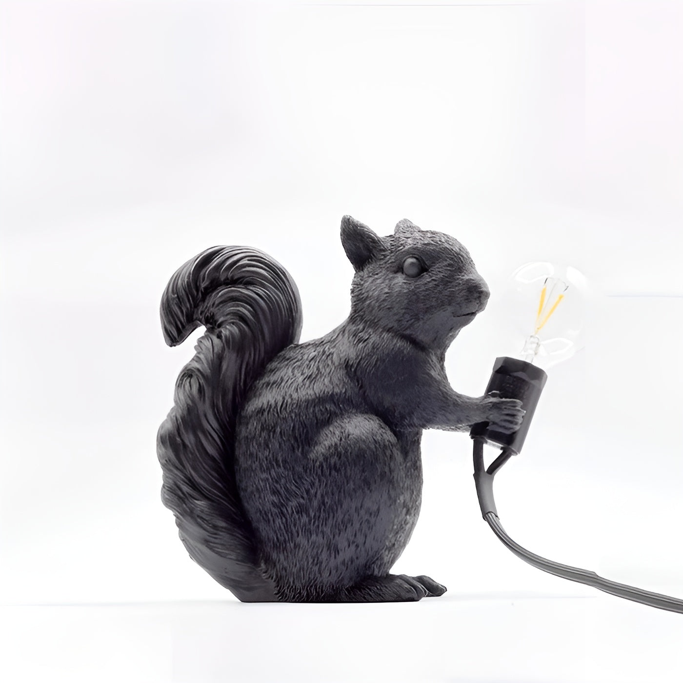 Skandilu Lux | Eichhörnchen Tischlampe | Warmes LED-Licht | Harzdesign im Nordic Look