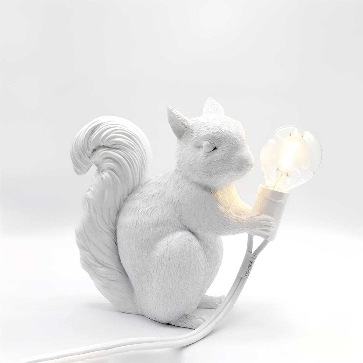 Skandilu Lux | Eichhörnchen Tischlampe | Warmes LED-Licht | Harzdesign im Nordic Look