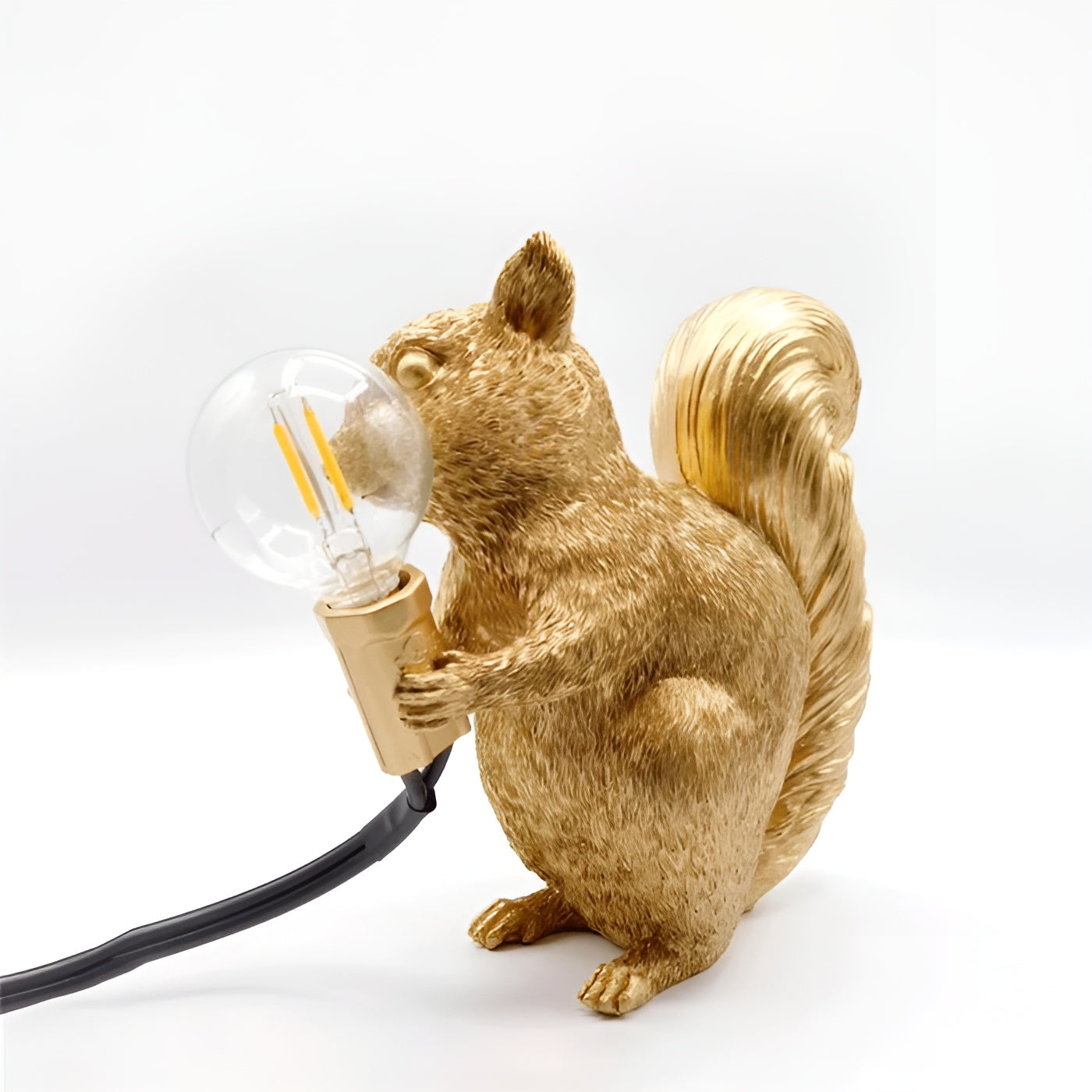 Skandilu Lux | Eichhörnchen Tischlampe | Warmes LED-Licht | Harzdesign im Nordic Look