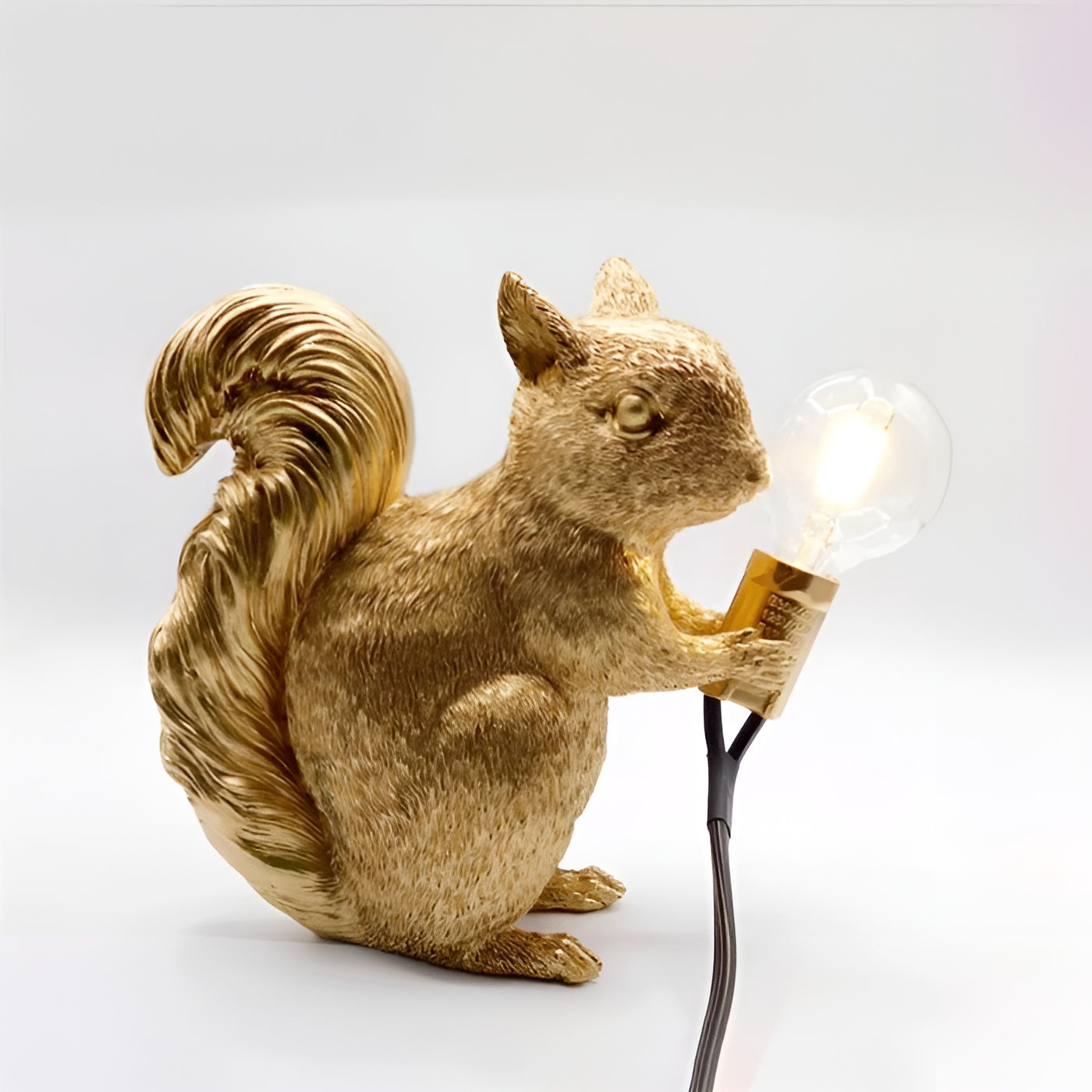 Skandilu Lux | Eichhörnchen Tischlampe | Warmes LED-Licht | Harzdesign im Nordic Look