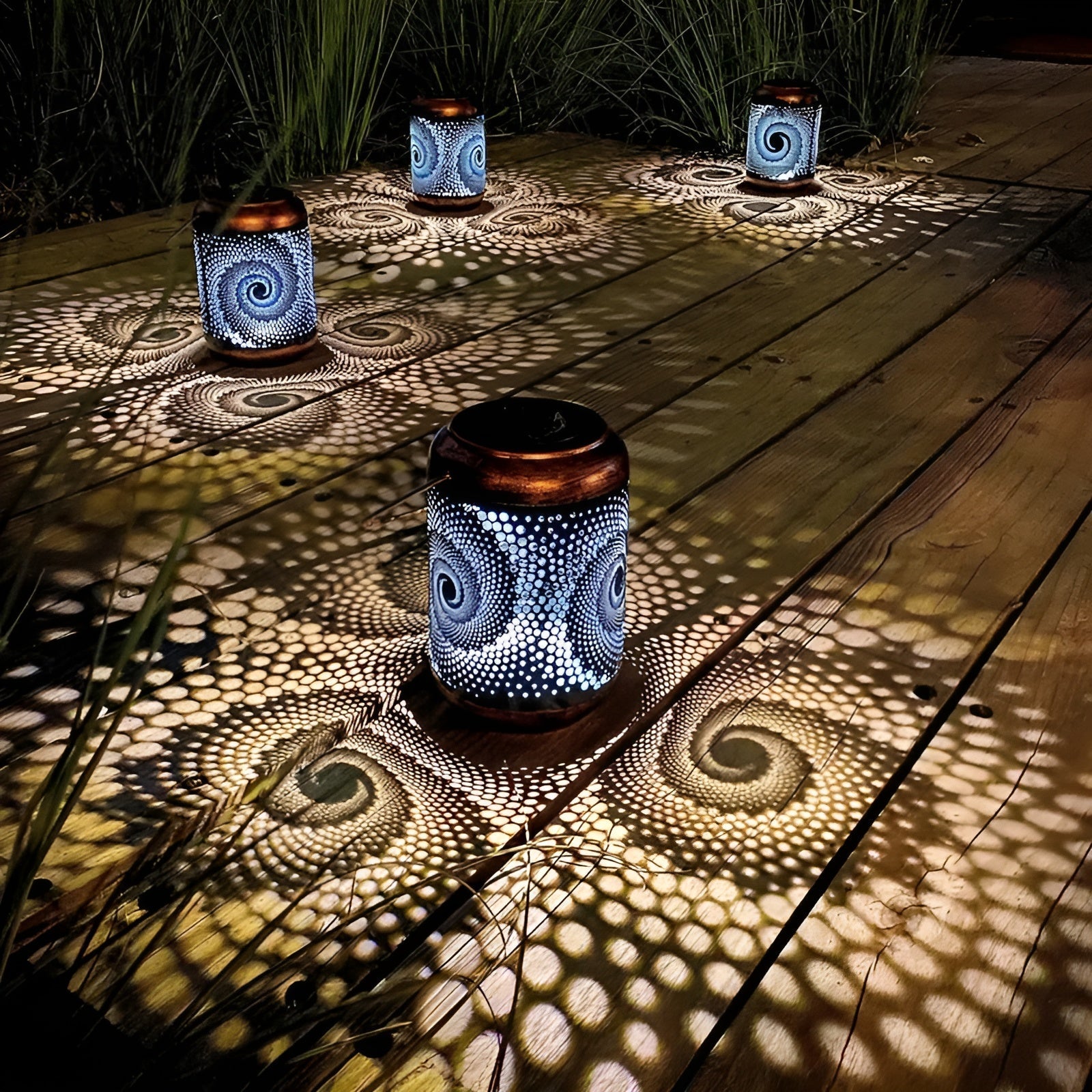 LumaGarden SpiralLight | Solarbetriebene Projektionsleuchte | Dekoratives Eisen-Design