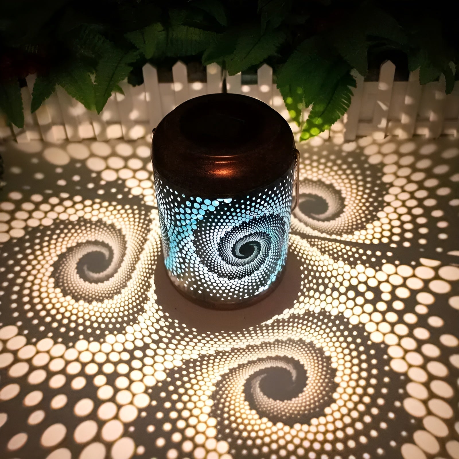 LumaGarden SpiralLight | Solarbetriebene Projektionsleuchte | Dekoratives Eisen-Design