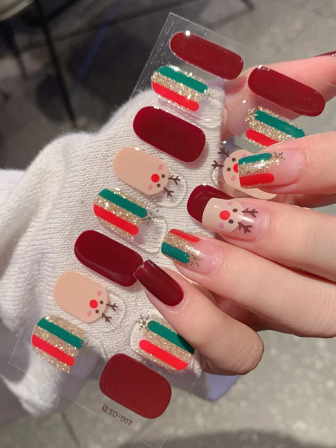 GlitzNail – Weihnachtsnägel in Minuten, ganz ohne Salon