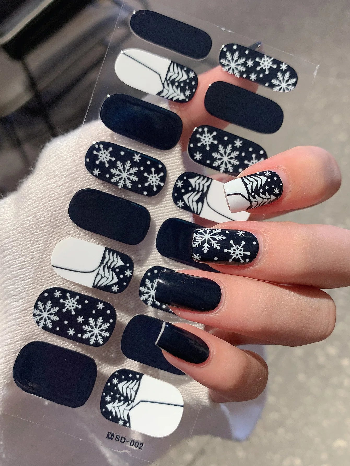 GlitzNail – Weihnachtsnägel in Minuten, ganz ohne Salon