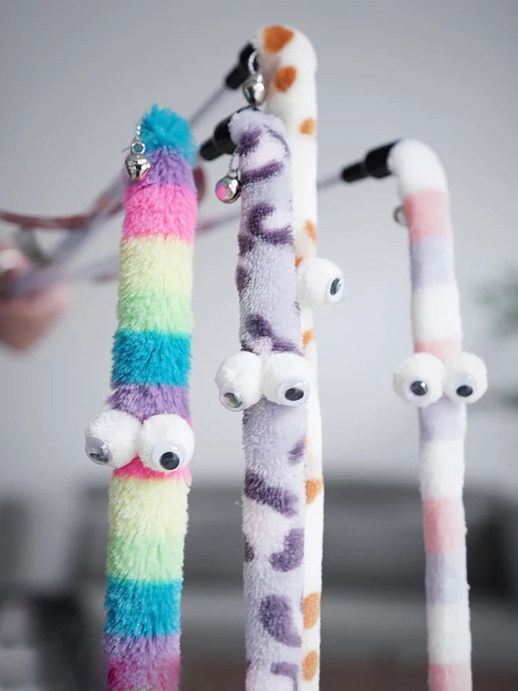 PurrFun | Katzenspielzeug mit Raupen-Design | Bissfest, Flanellstruktur & langer Spielstab | Interaktives Training & Jagdspaß