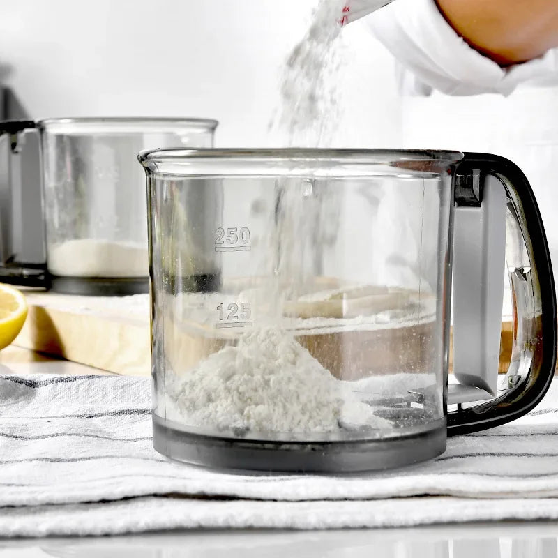 Floura Mehlsieb | Einhandbedienung & Feinmaschig | BPA-frei | 250ml für Mehl & Puderzucker
