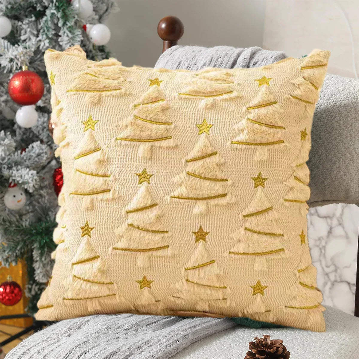 NordicPine | Weihnachtskissenbezug | Smaragdgrün mit goldenen Sternen | 45×45 cm