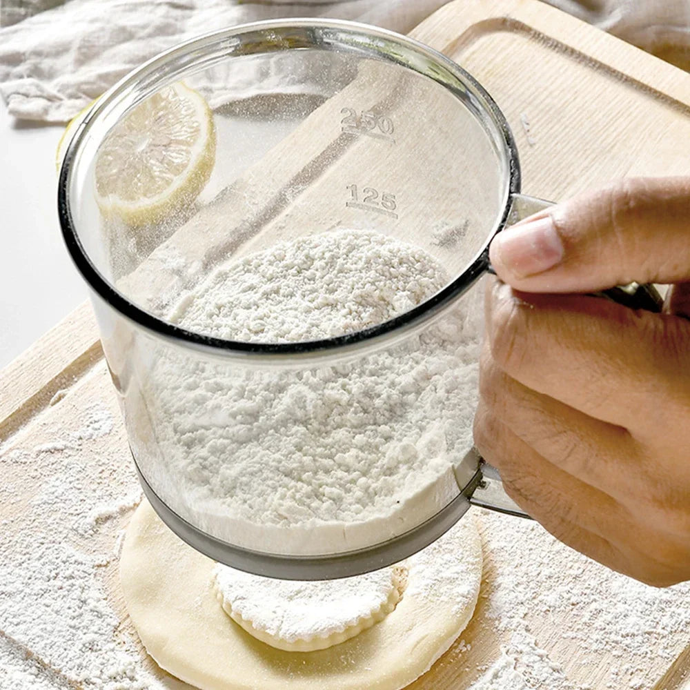 Floura Mehlsieb | Einhandbedienung & Feinmaschig | BPA-frei | 250ml für Mehl & Puderzucker