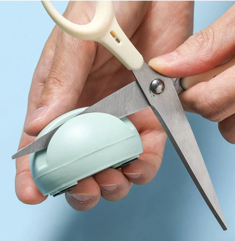 SharpEase Messerschärfer Mini | Ergonomisch & Rutschfest | Für Küchenmesser, Scheren & Werkzeuge | Kompakt & Farbig