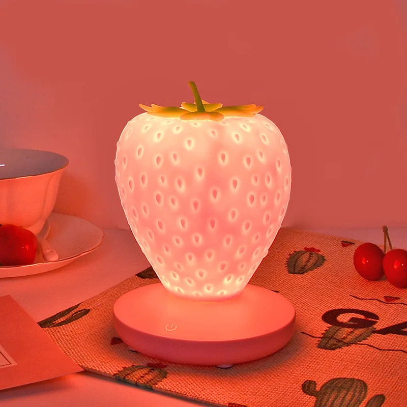 StrawGlow™ – Stilvolle LED-Tischlampe mit Erdbeerdesign