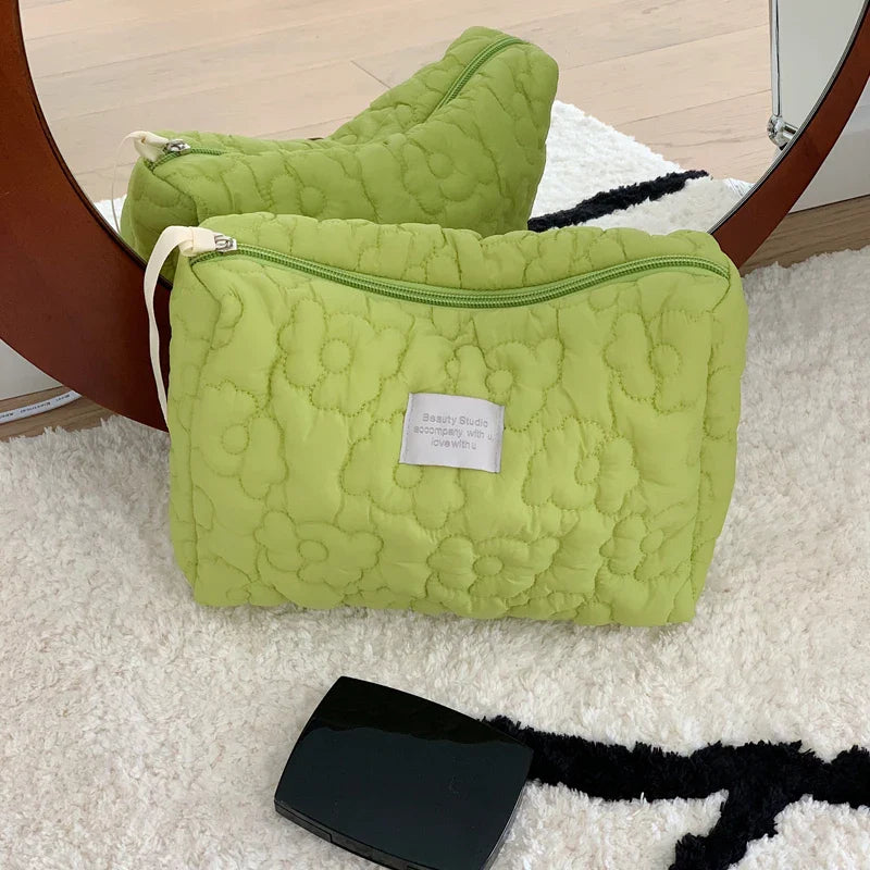 FloraCare | Kosmetiktasche mit Blumenmuster | Kompakt & Funktional | Für Reisen & Alltag