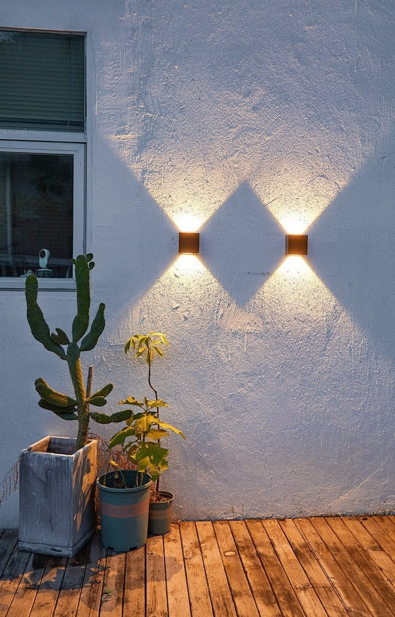SolaraNova | Solar Wandleuchte | Dämmerungssensor, IP65 Wetterfest, Modernes Design | Garten, Terrasse & Eingangsbereich