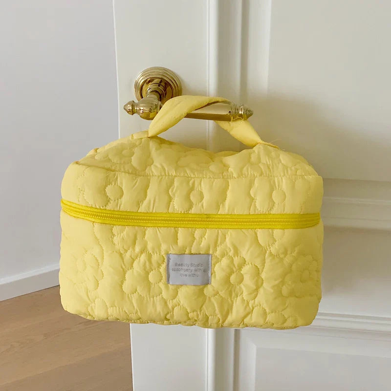 FloraCare | Kosmetiktasche mit Blumenmuster | Kompakt & Funktional | Für Reisen & Alltag