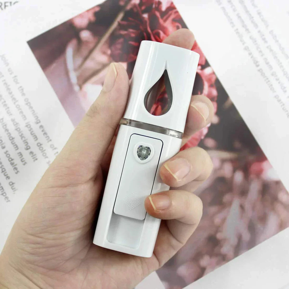 DermaLuxe HydroSense | Nano-Gesichtsbefeuchter | Feuchtigkeitsmessung & USB-aufladbar | Für Frische & Gepflegte Haut Unterwegs