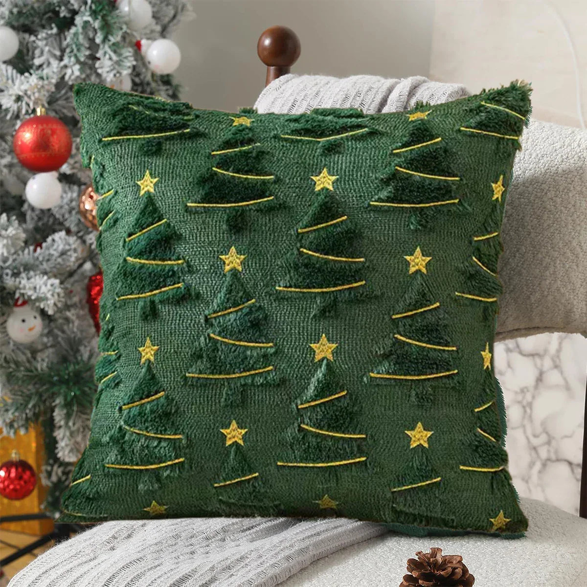 NordicPine | Weihnachtskissenbezug | Smaragdgrün mit goldenen Sternen | 45×45 cm