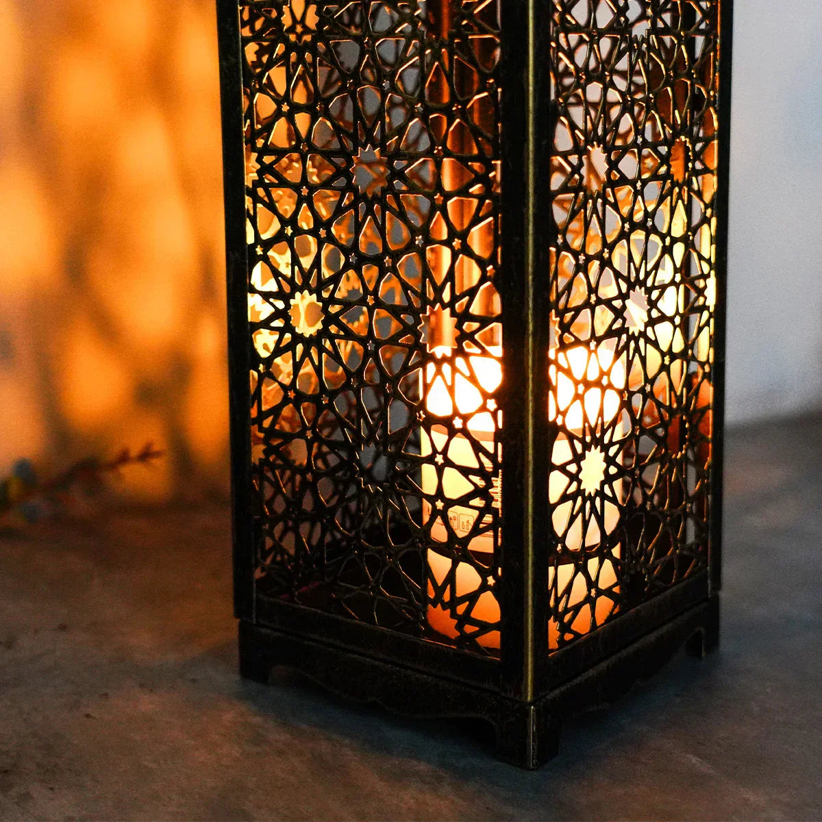 MystiGlow Laterne | Orientalisches Design | Handgefertigt aus Eisen | Bronzelook | Für Innen & Geschützte Außenbereiche