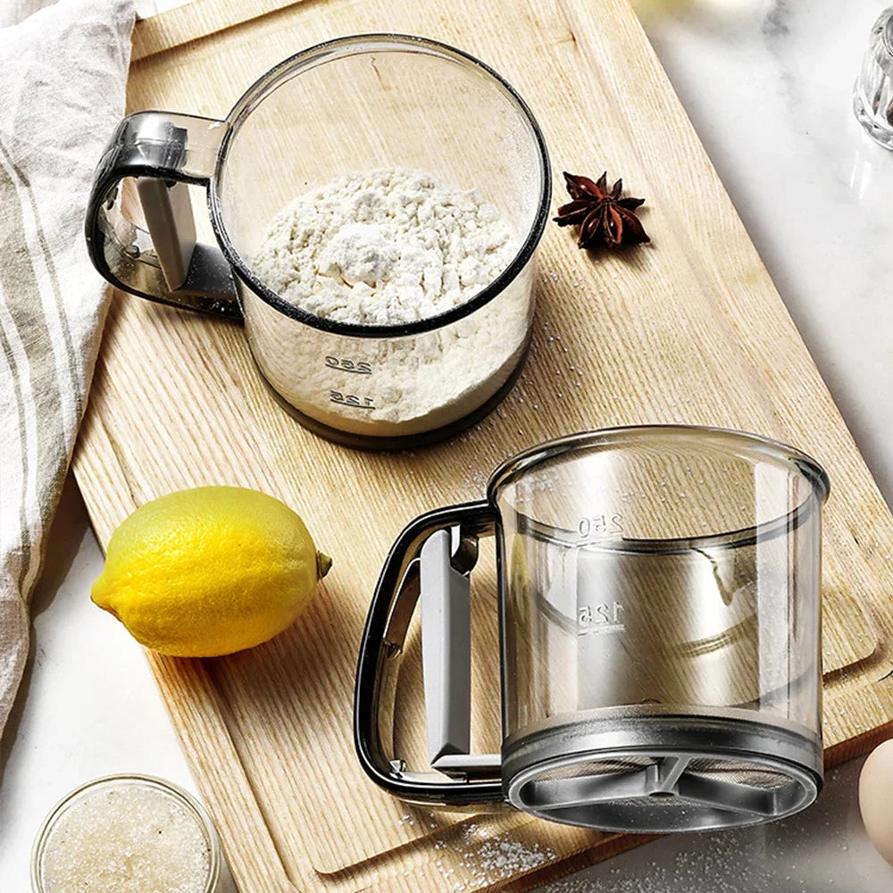 Floura Mehlsieb | Einhandbedienung & Feinmaschig | BPA-frei | 250ml für Mehl & Puderzucker