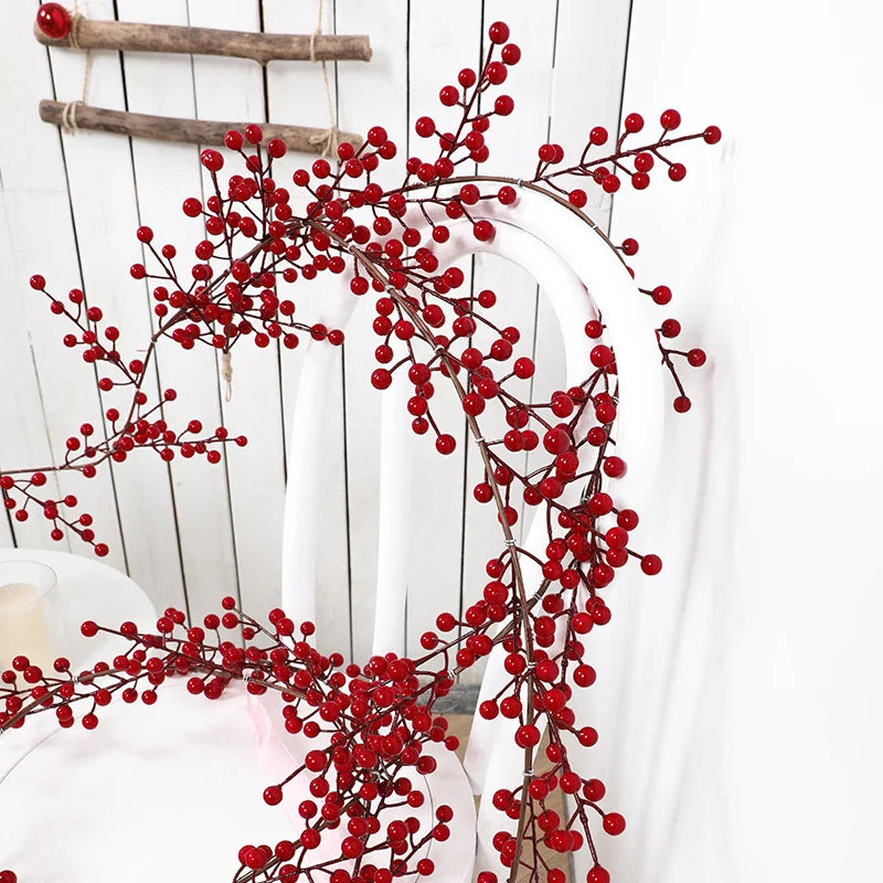 BerryLux Christliche Girlande mit roten Beeren | Einzelstück | Künstliche Beeren-Girlande zur Dekoration von Tischen, Kaminen & Türen | Stilvolle Winter- & Weihnachtsdekoration