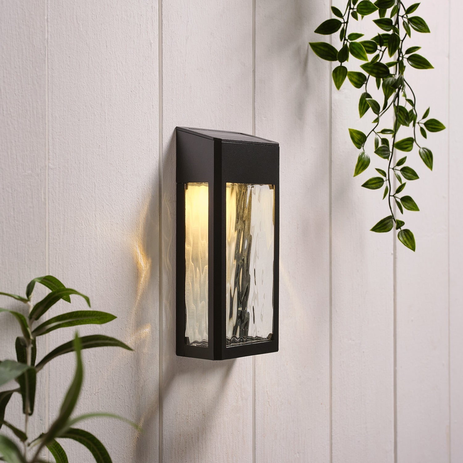 LumiGlow – Stilvolle Solarwandleuchte für deinen Sommergarten