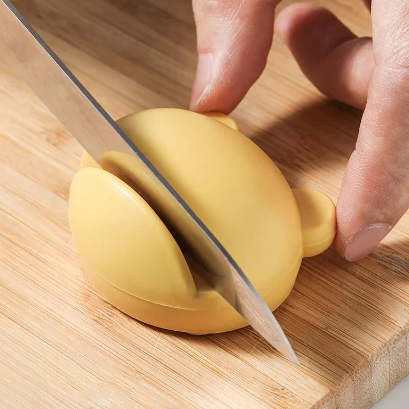SharpEase Messerschärfer Mini | Ergonomisch & Rutschfest | Für Küchenmesser, Scheren & Werkzeuge | Kompakt & Farbig