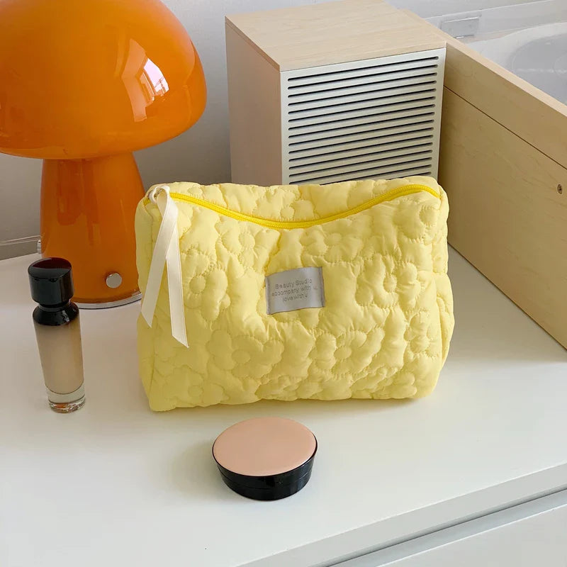 FloraCare | Kosmetiktasche mit Blumenmuster | Kompakt & Funktional | Für Reisen & Alltag