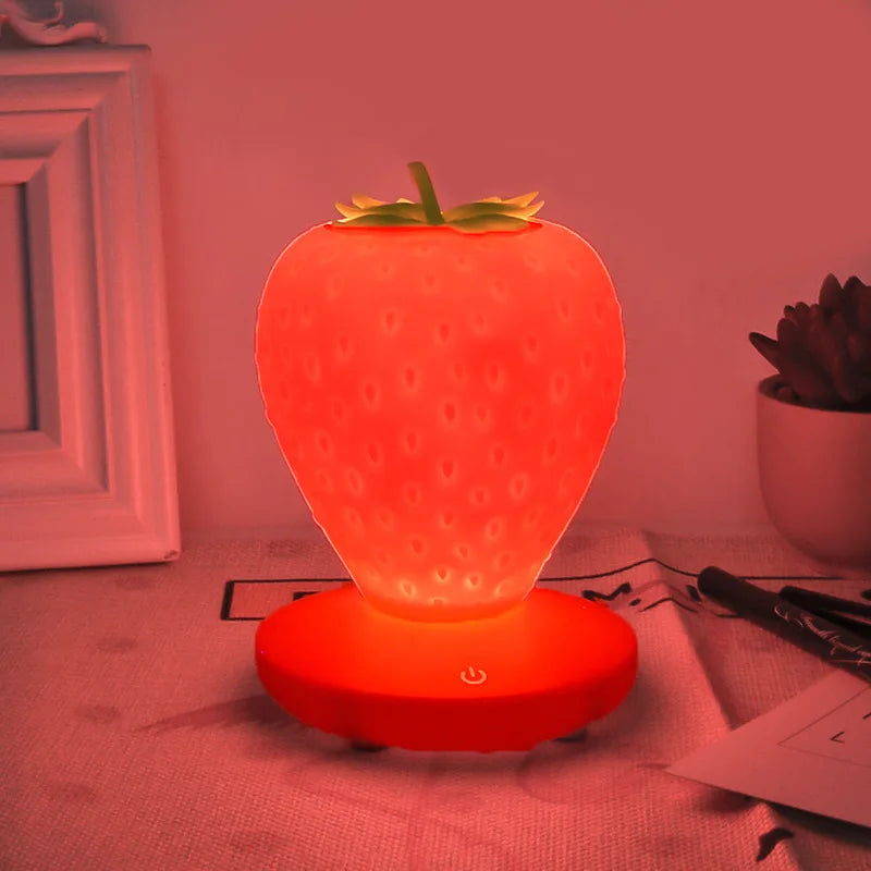 StrawGlow™ – Stilvolle LED-Tischlampe mit Erdbeerdesign