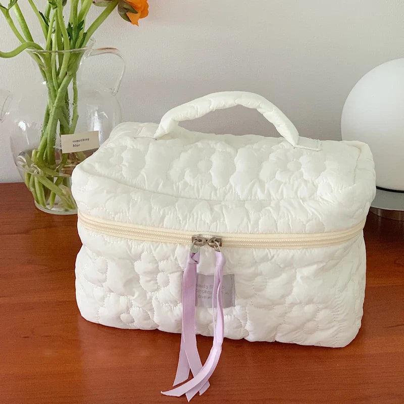 FloraCare | Kosmetiktasche mit Blumenmuster | Kompakt & Funktional | Für Reisen & Alltag