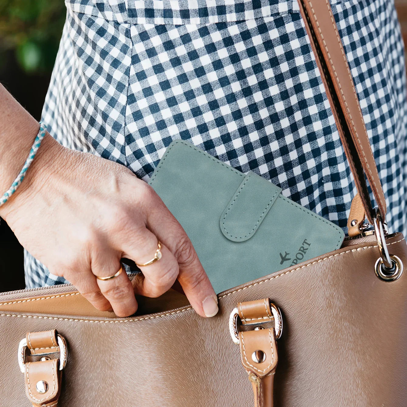 SafePort Reisepasshülle | RFID-Schutz | Edle Lederoptik | Kompakt für Damen & Herren