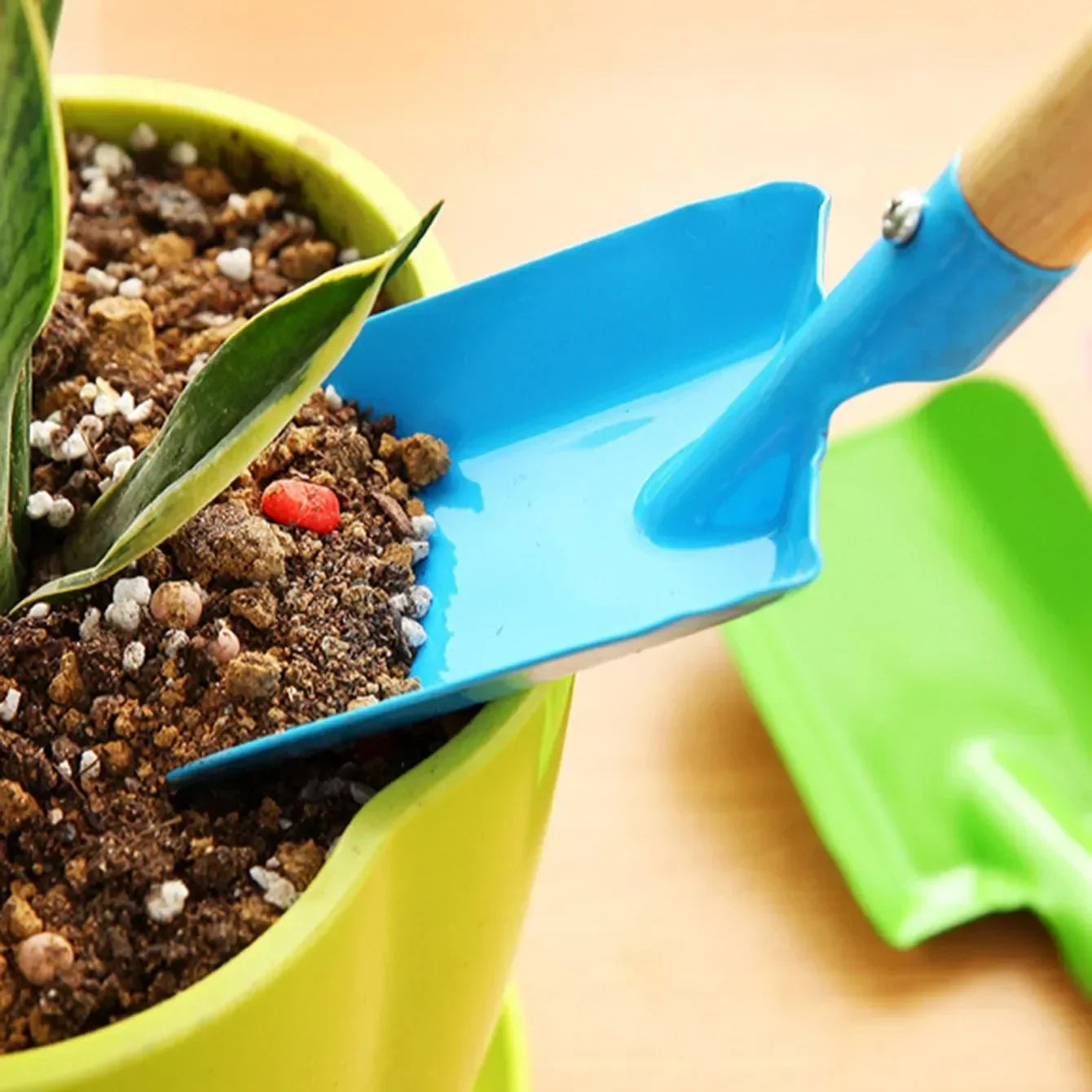 TerraTools | Gartenschaufel | Ergonomischer Griff | Leicht & Robust